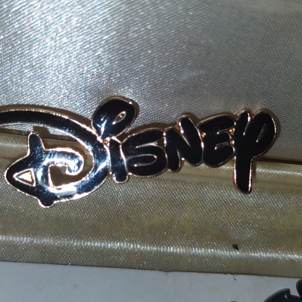 Disney pins